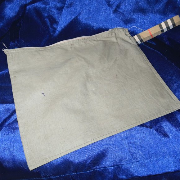 Burberry Traveller Signature Checkered Cloth Pouch - Picture 2 of 2